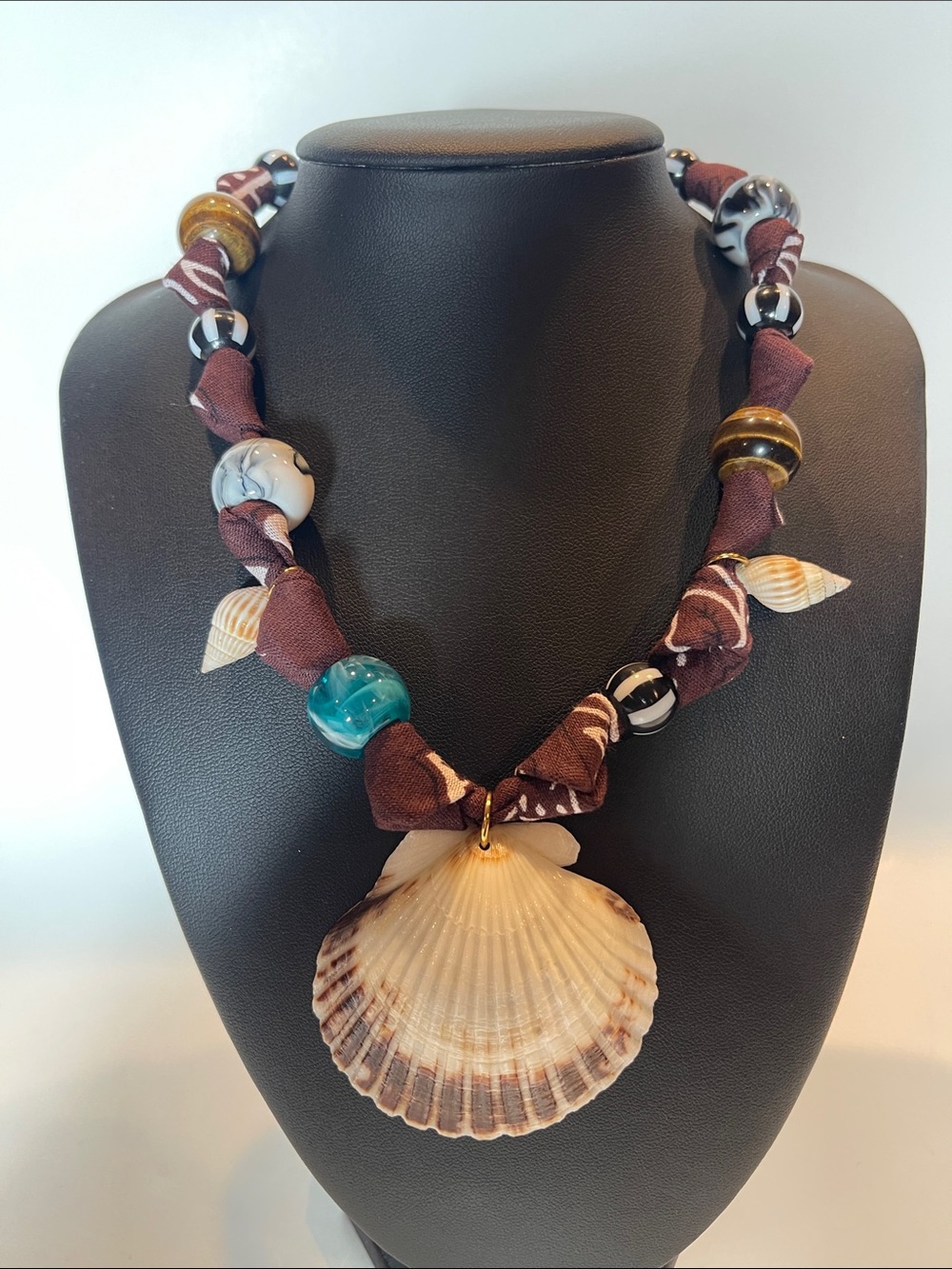 Brown Bandana Seashell Pendant Necklace with Mixed Beads 01765